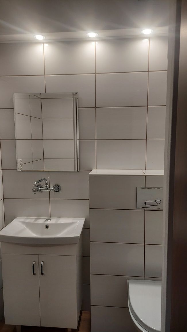 Dom narożny w zabudowie szeregowej.
