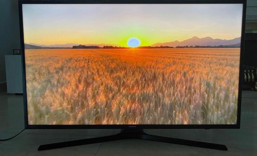 TV Samsung 40’’ com suporte e comando