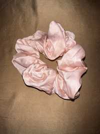 różowa jedwabna gumka do włosów LoveSilk