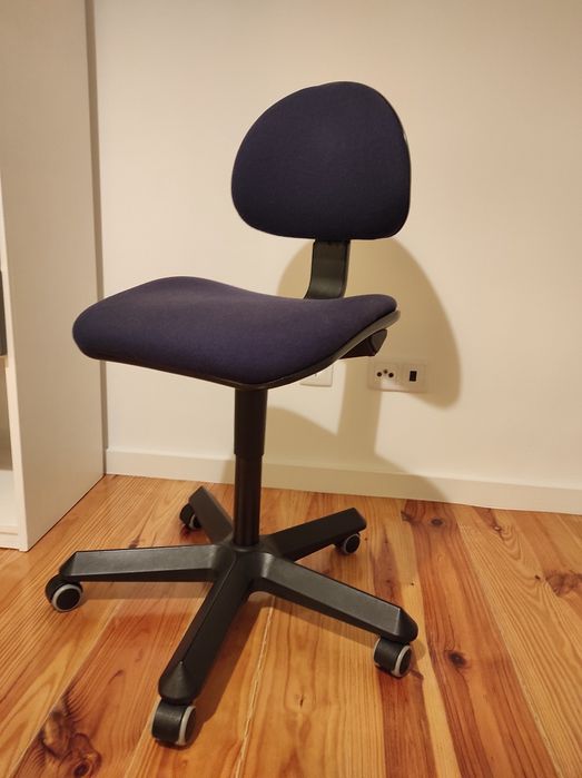 Cadeira escritório azul escuro do IKEA