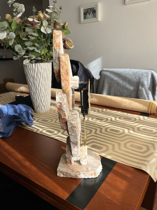 Relógio de mesa em pedra