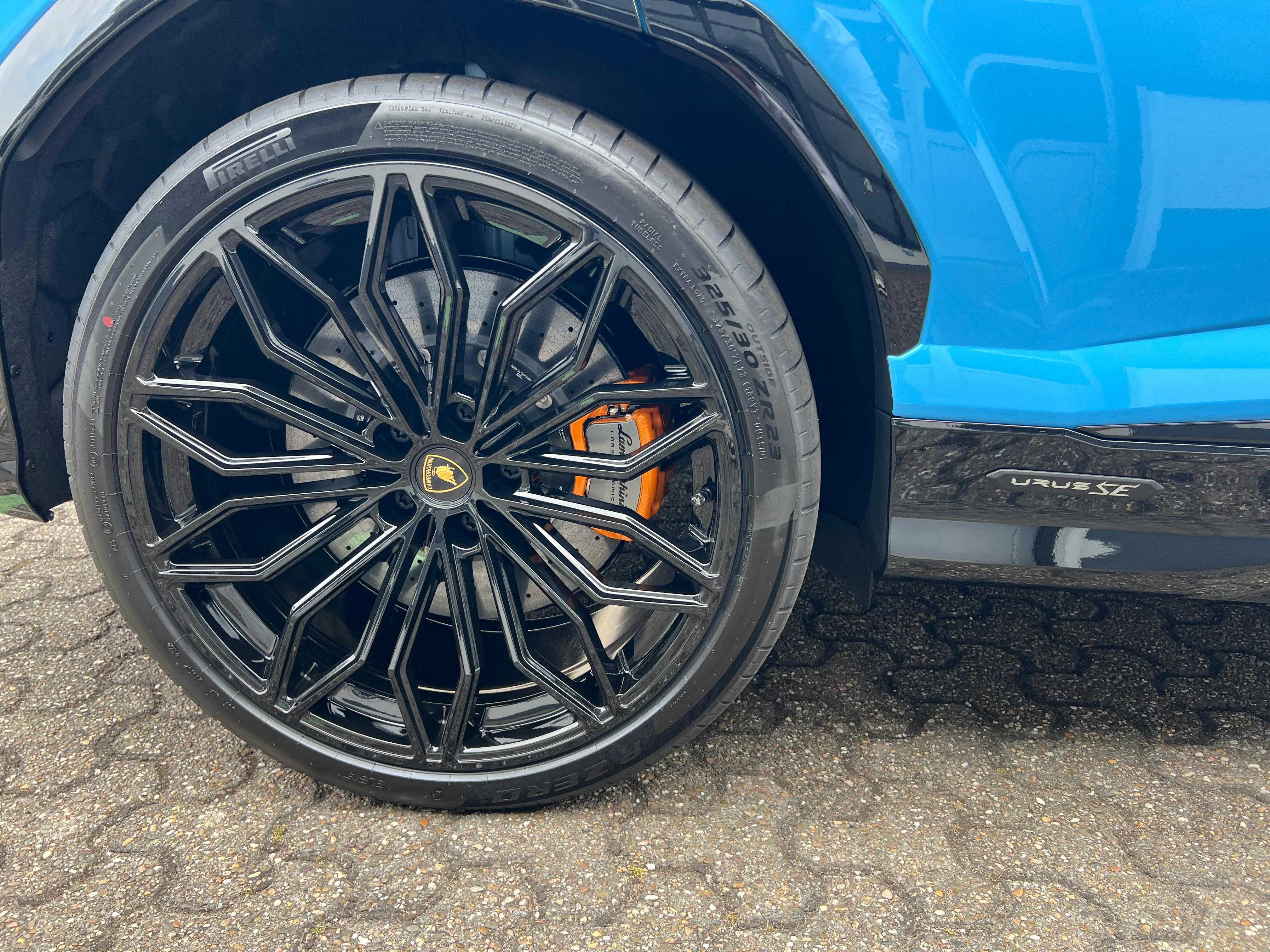 Lamborghini URUS SE 2025