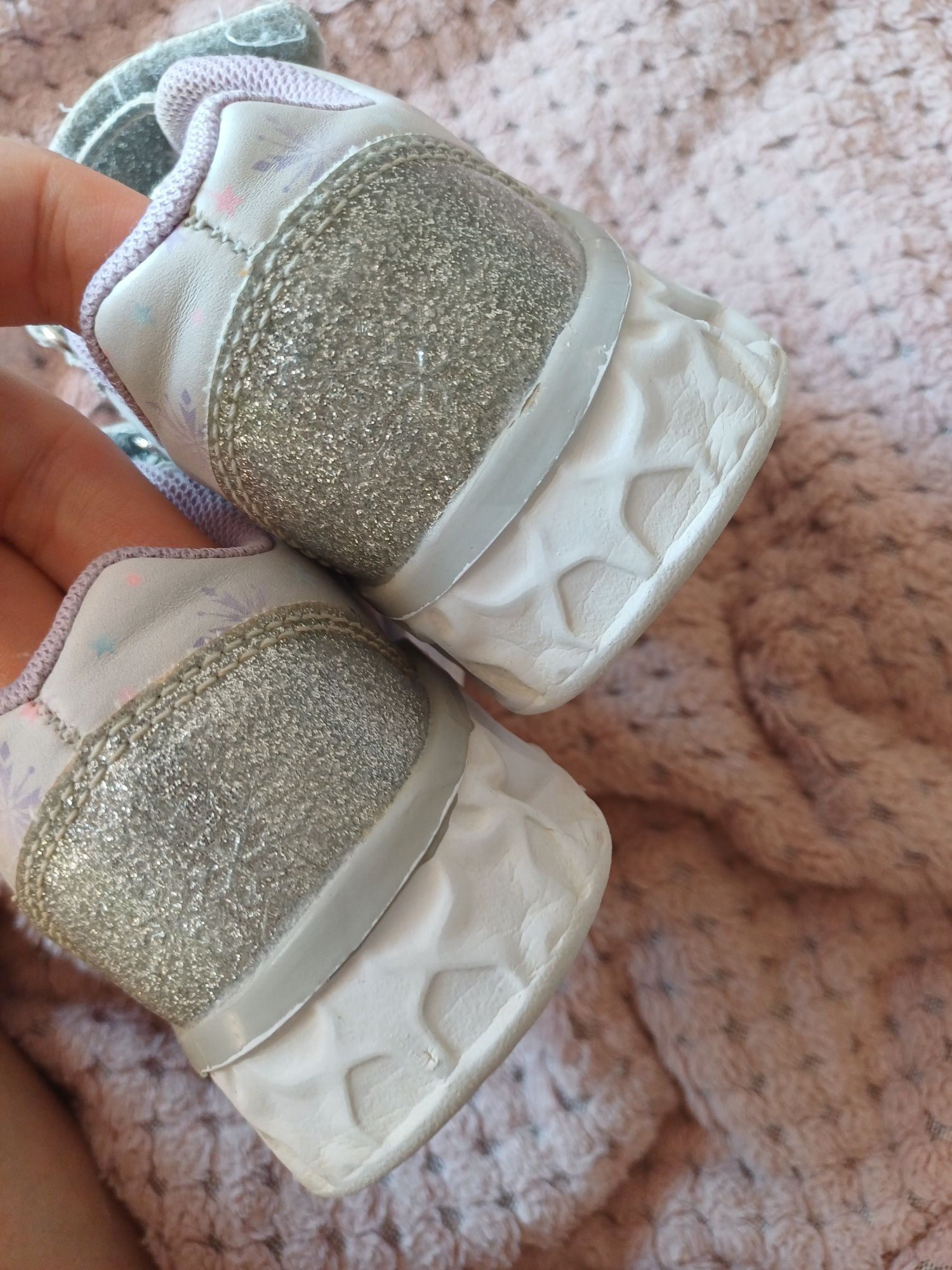 Buty ze świecącą podeszwa ccc 25