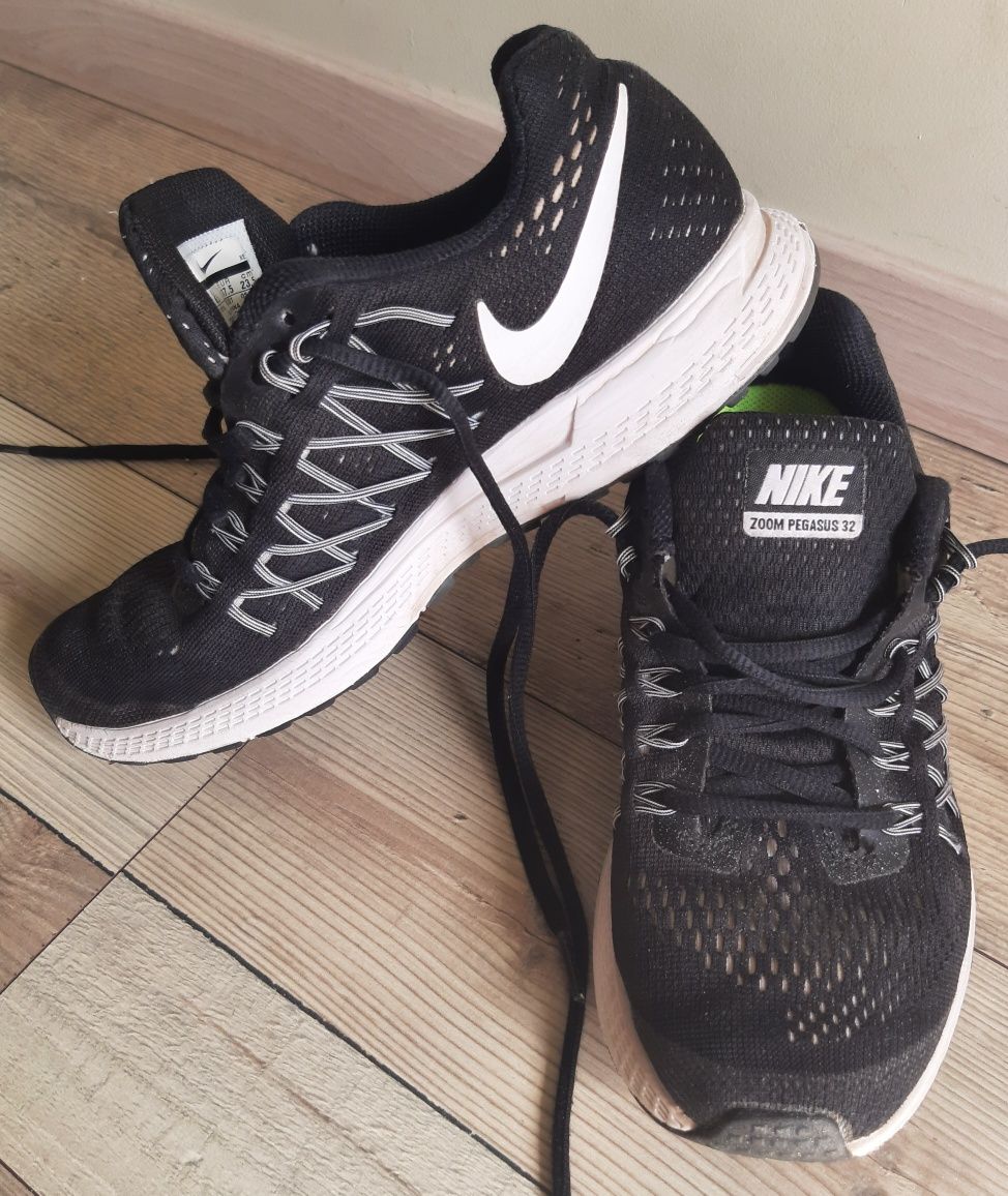 Кросівки NIKE (р.37,5)