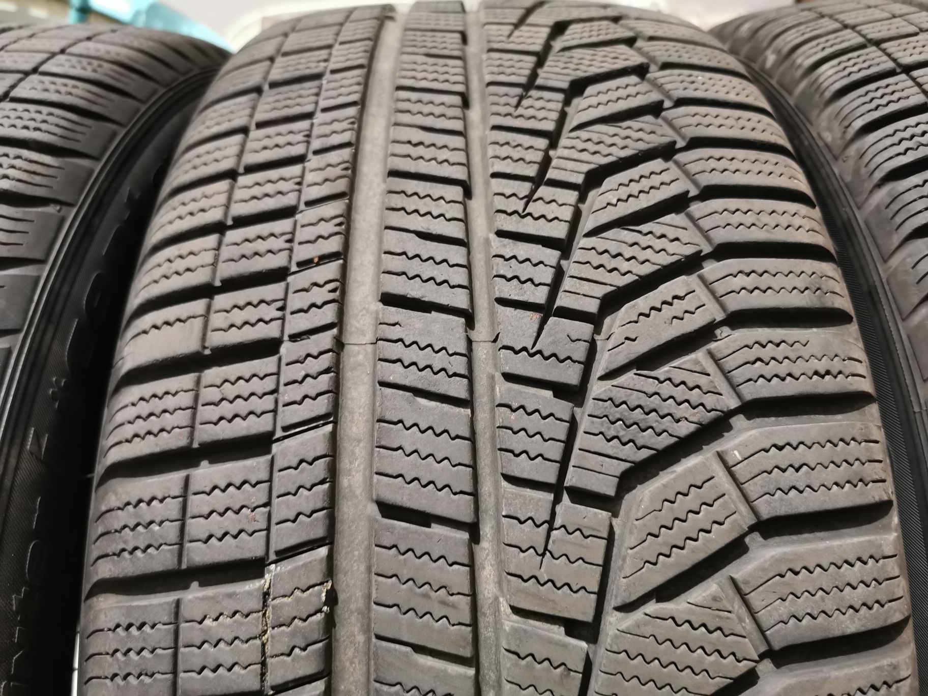 Opony zimowe Hankook Winter Icept Evo 2 o rozmiarze 235 45 R18 okazja