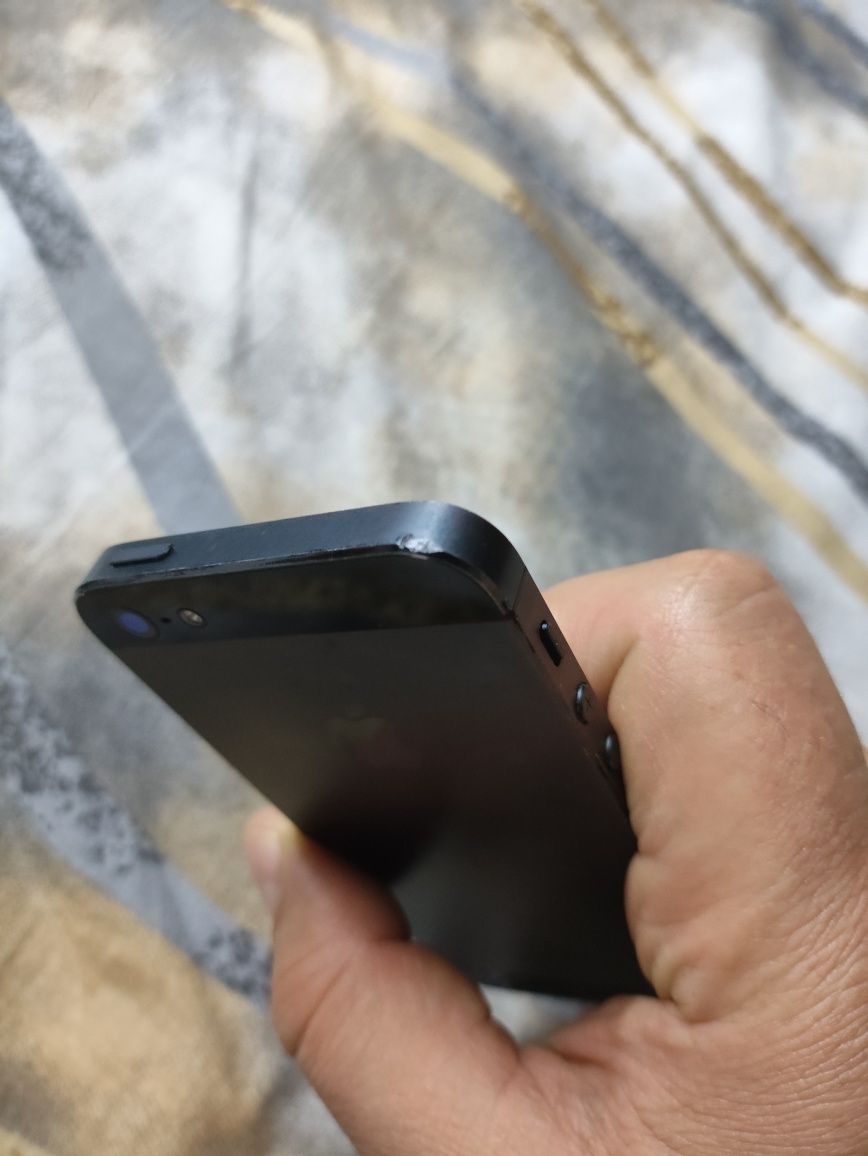 Продам iPhone 5 .