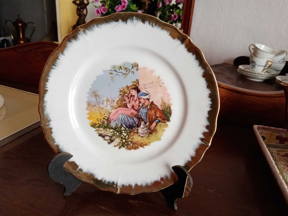 Dois pratos porcelana de Alcobaça, numerados