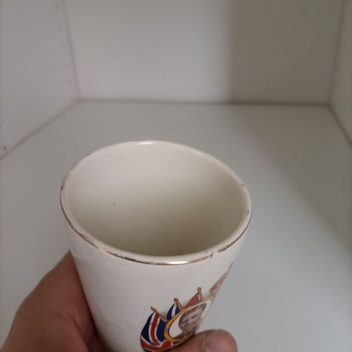 Copo comemorativo da coroação dos reis George VI e rainha Elizabeth