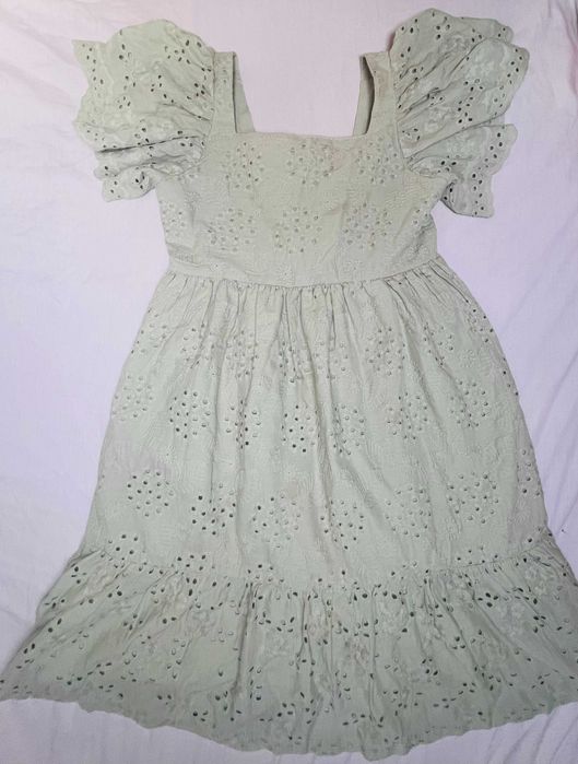 vestidos de niña y una camiseta de mujer