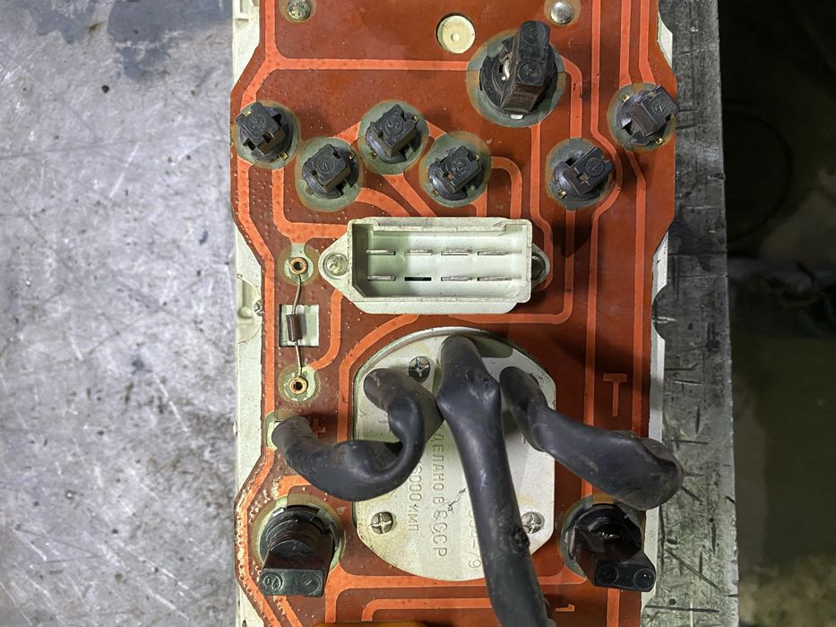 Продам приборную панель ваз 2107