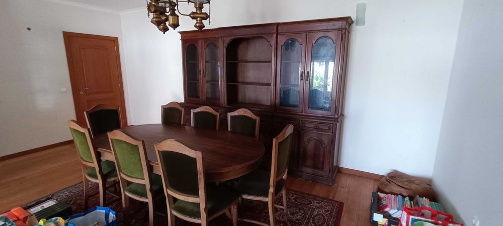 Moveis de sala de jantar - mesa, 8 cadeiras e cristaleira