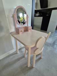 Drewniany stolik z krzesłem motylek  i toaletką