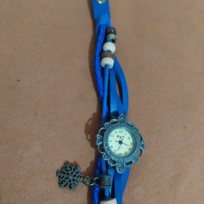 Relógio a funcionar azul e alfinete originais