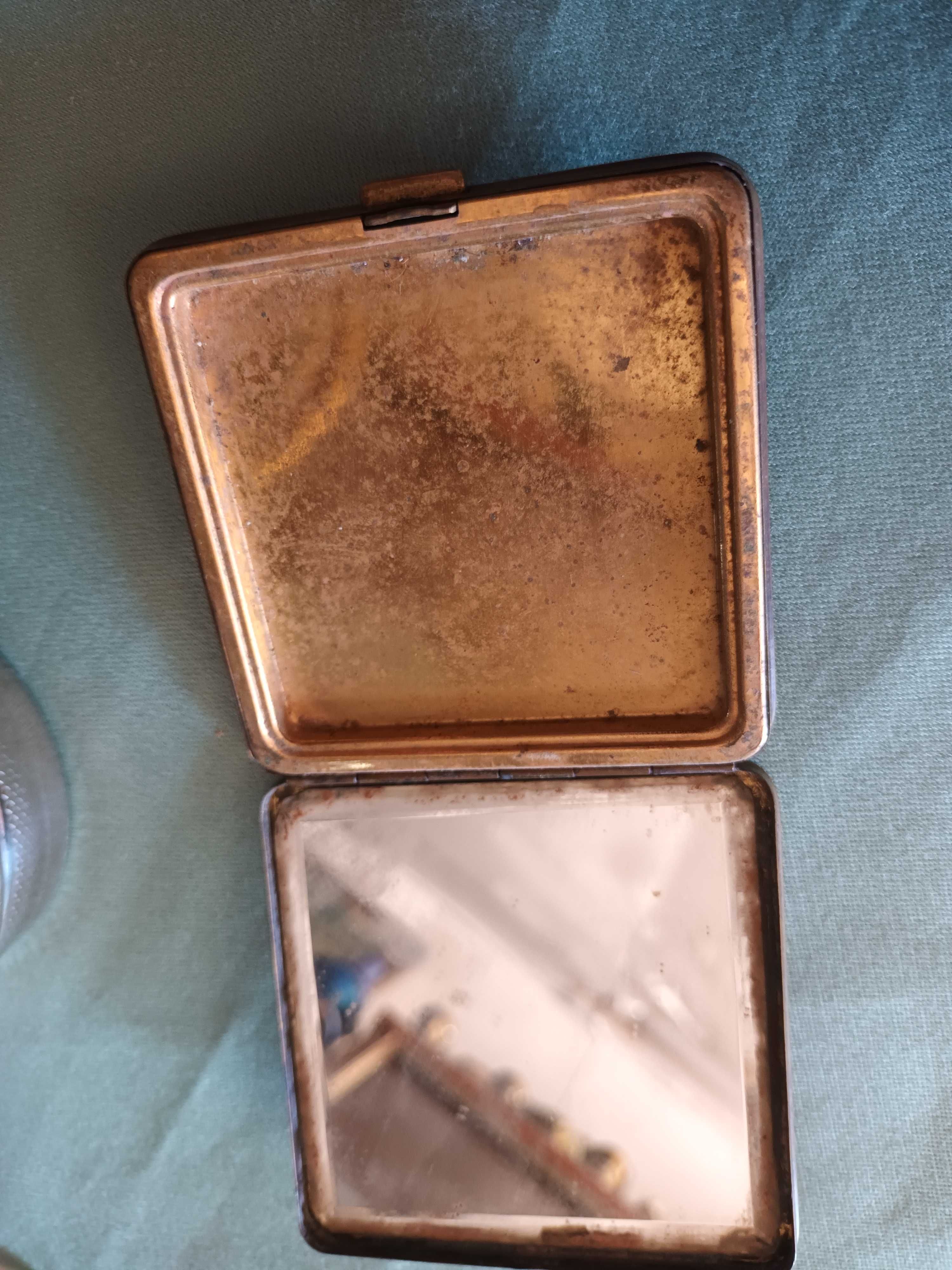 Caixa pó de arroz  antiga com particularidade  trevo  PARECE ser prata