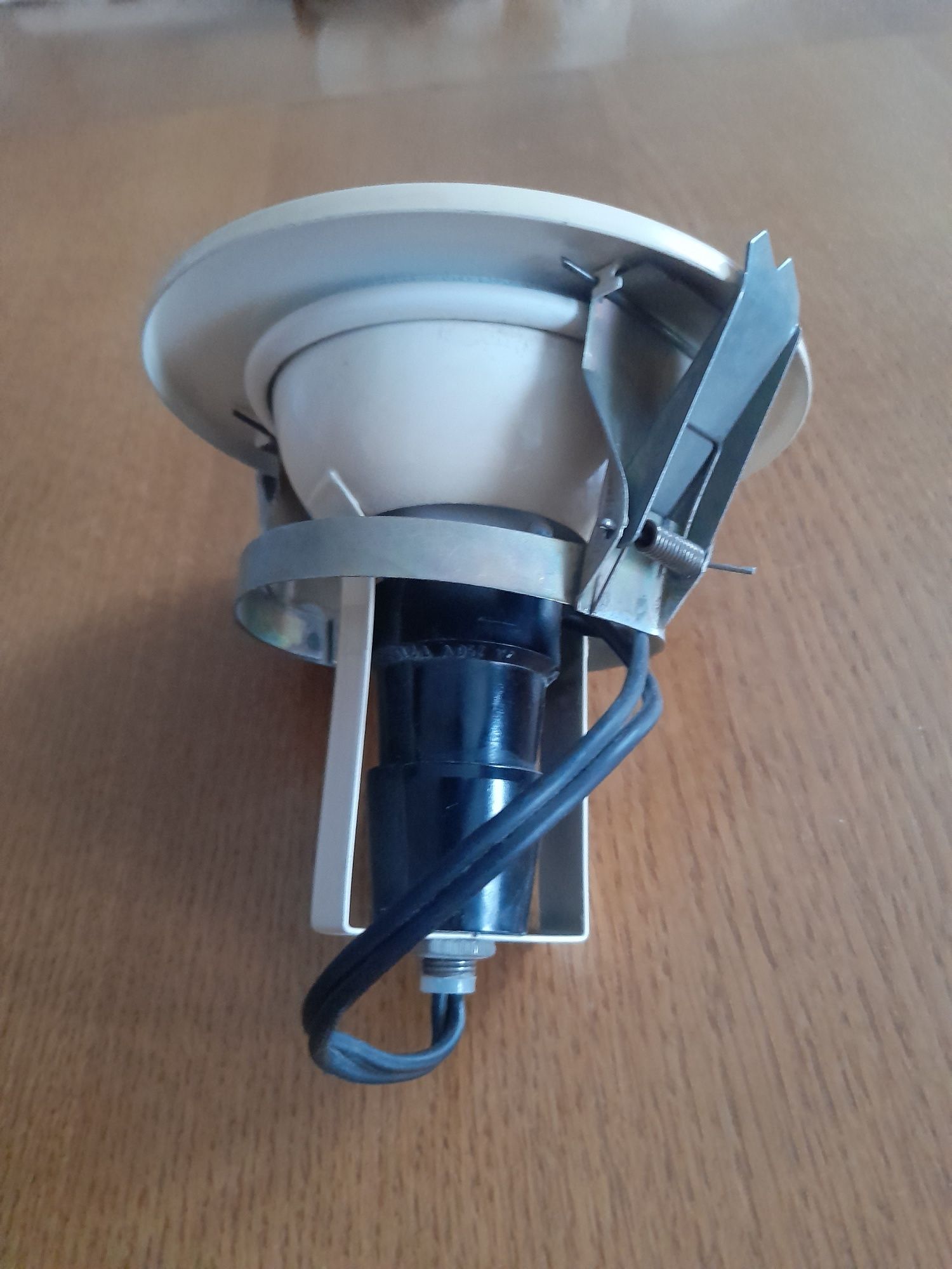 Halogen sufitowy z żarówką