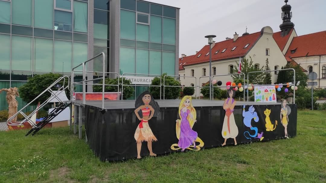 Scena mobilna 8x6 z techniką sceniczną