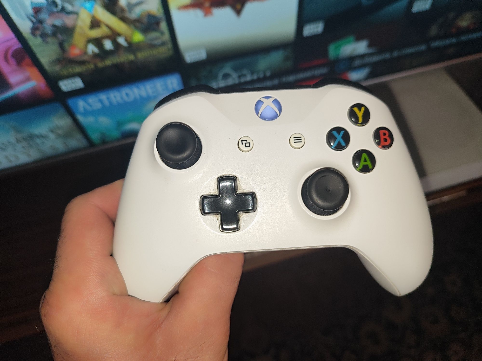 Xbox one s. Два геймпада+ аккаунт с подпиской. Состояние идеал