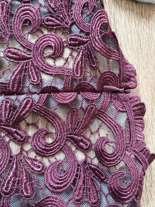 Bordowa sukienka, wesele, gipiura