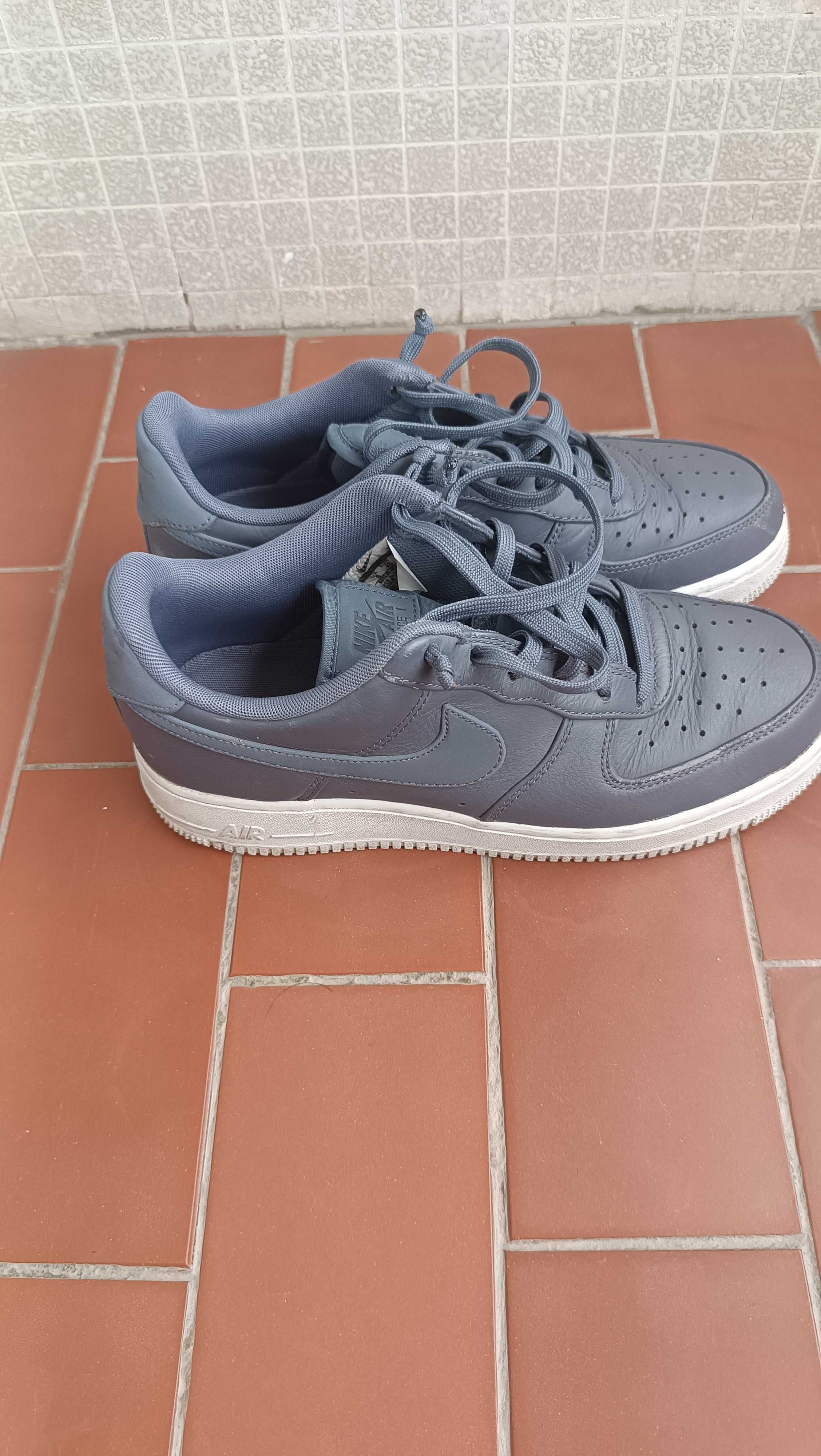 Nike Air Force, Cor Cinzento