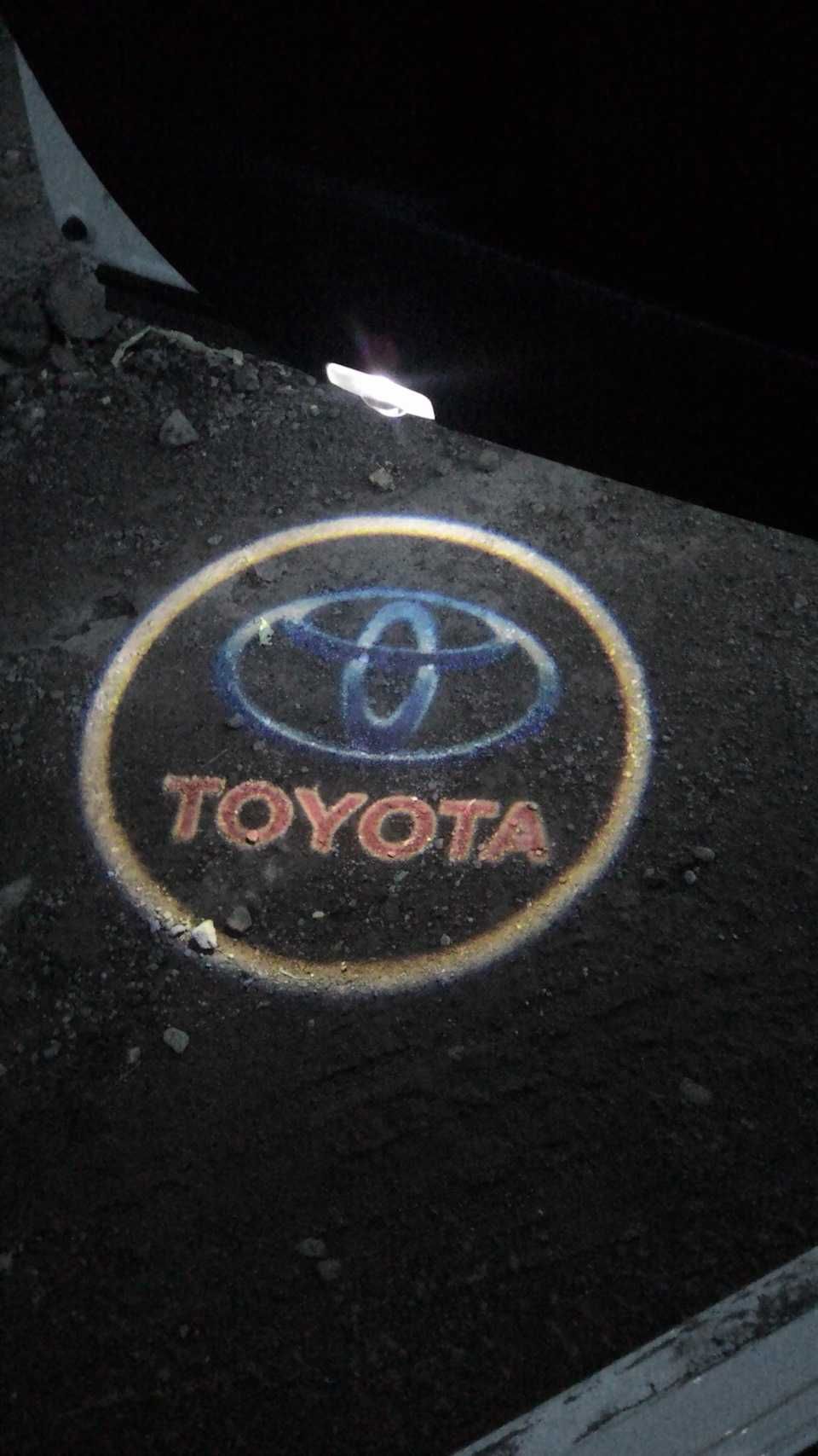 Штатная подсветка двери с логотипом Toyota тойота.Подсветка ног Toyota