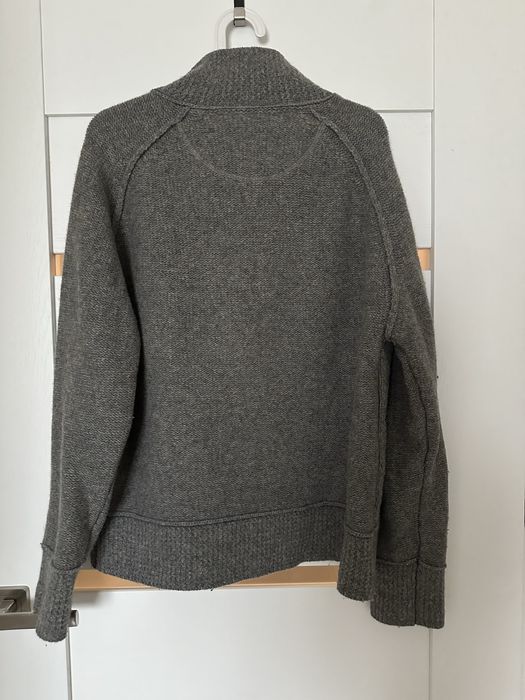 Welniany sweter welna jagnieca lambswool szary zapinany na suwak zamek