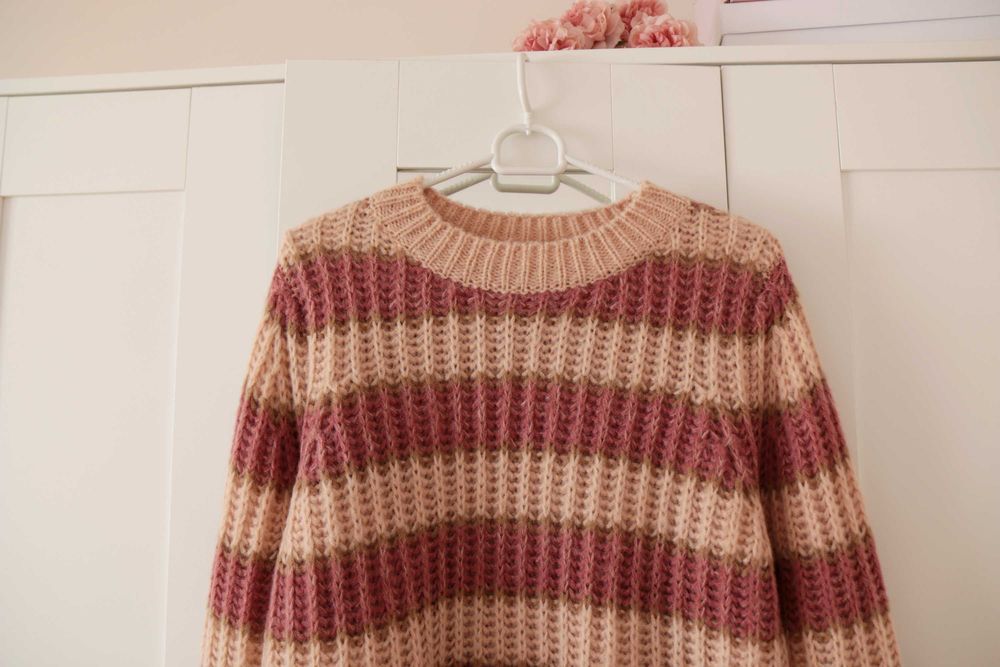 Pastelowy sweter w paski SISTERS POINT S 36 basic massimo dutti ciepły