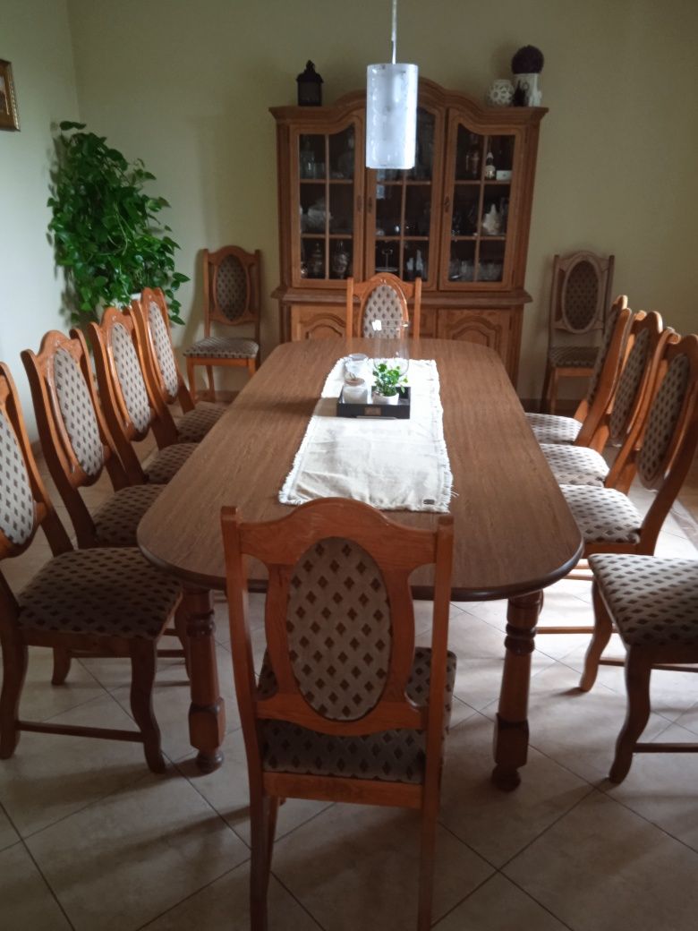 Stół z krzesłami
