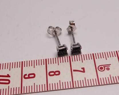 Delikatne srebrne kolczyki kwadratowe czarne cyrkonie sztyfty