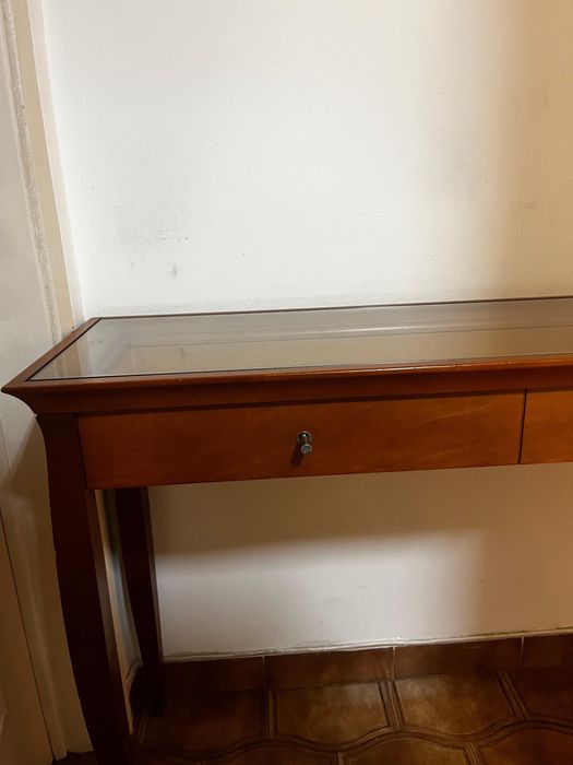 Mesa de apoio/console em madeira com tampo de vidro