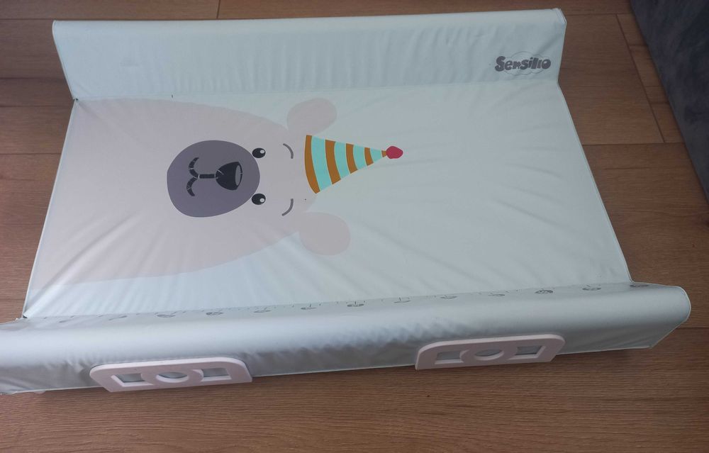Przewijak na łóżeczko.