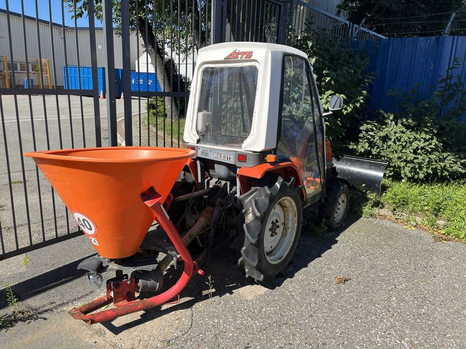 Traktor miniciągnik KUBOTA Aste A-17 z pługiem i posypywarką