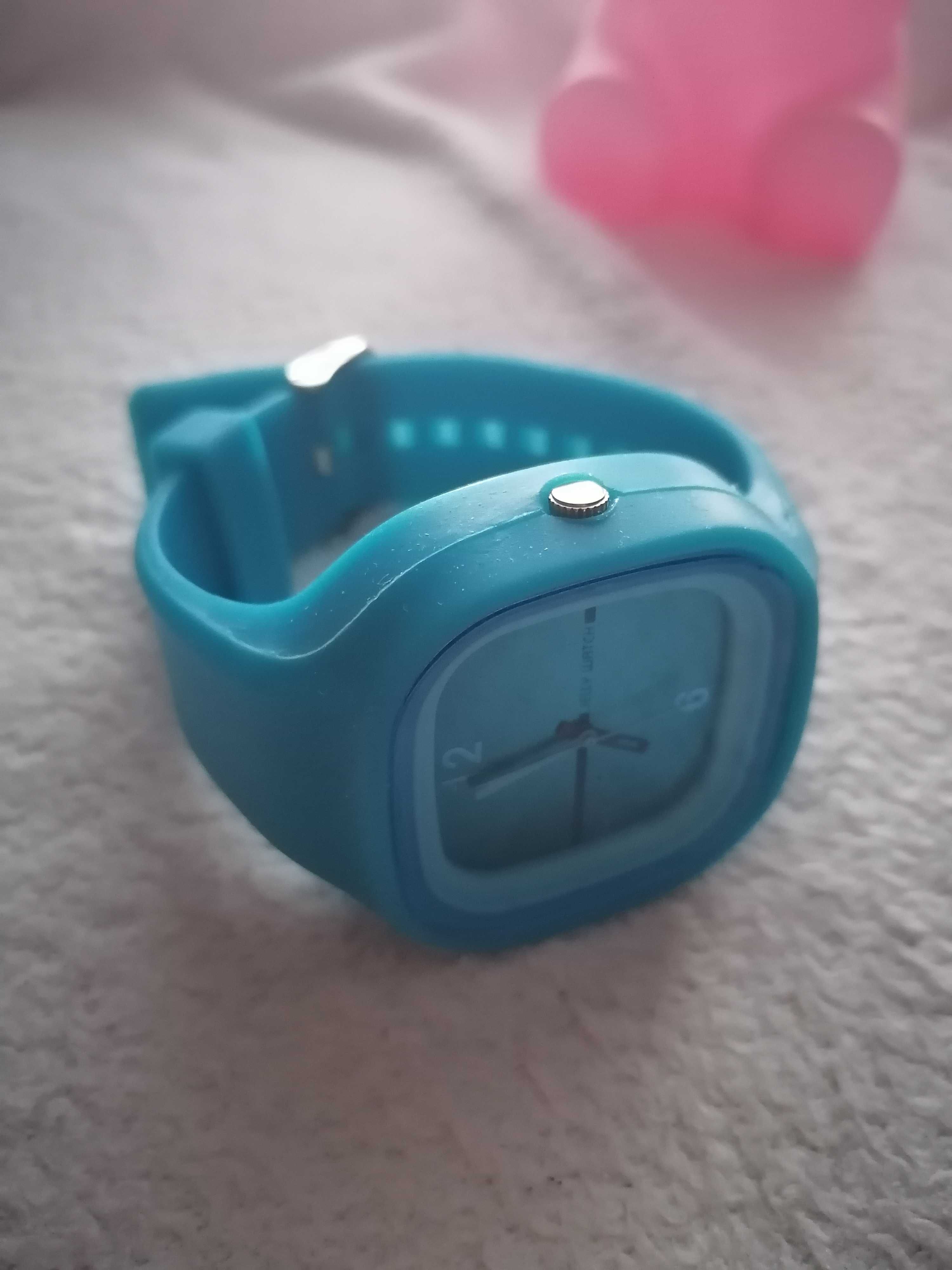 Niebieski kwadratowy zegarek na gumowym pasku