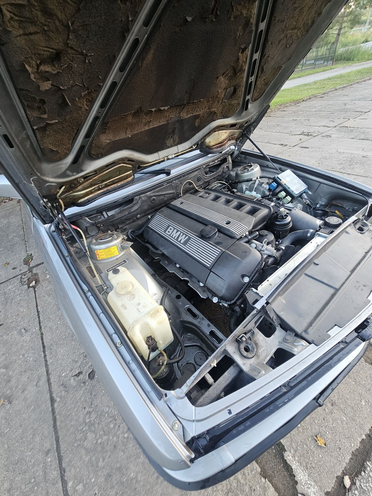 BMW E28 520i z silnikiem 2.8 – klasyka z duszą i pazurem