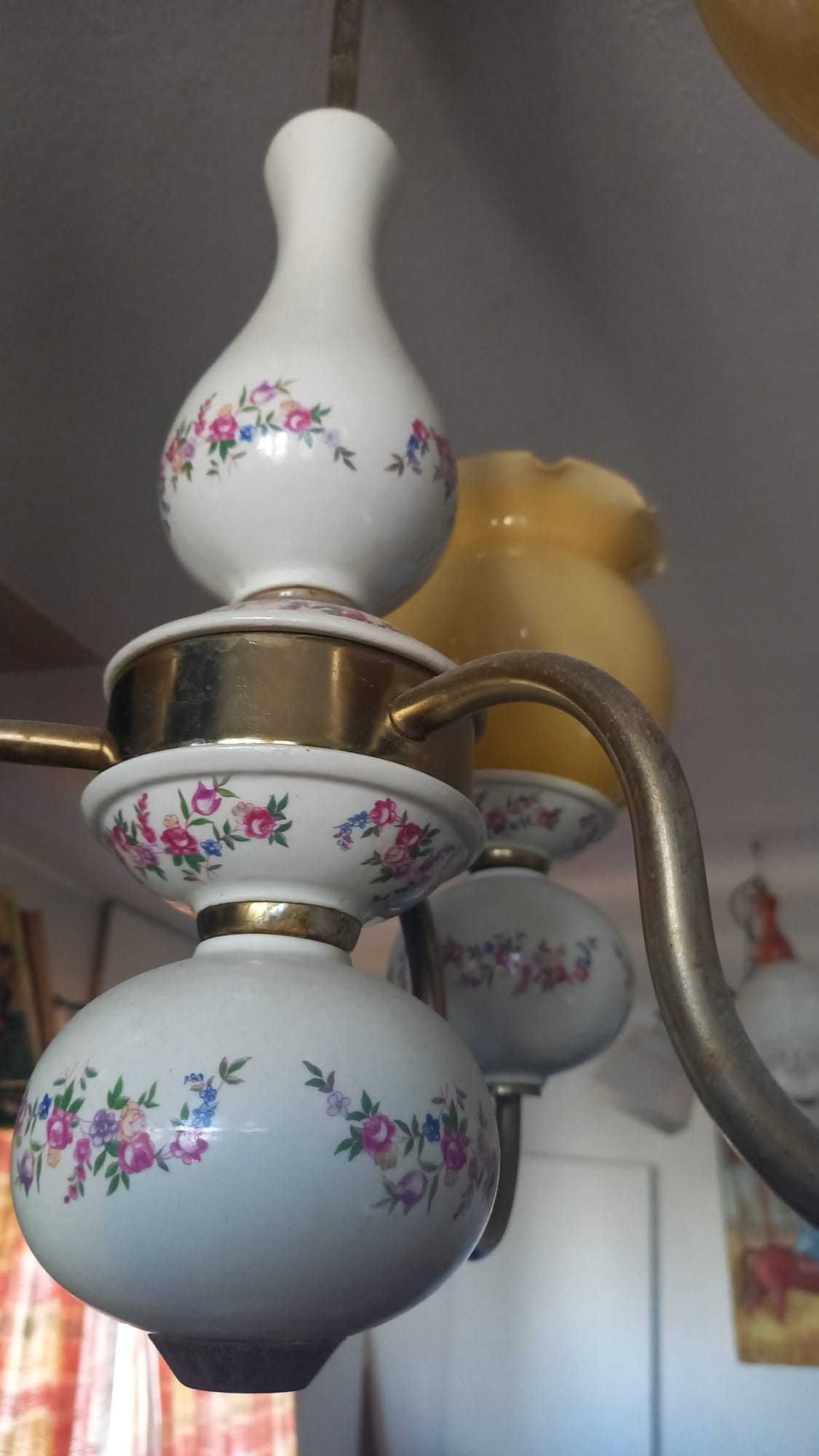 Żyrandol porcelanowy z PRL, sprawny.
