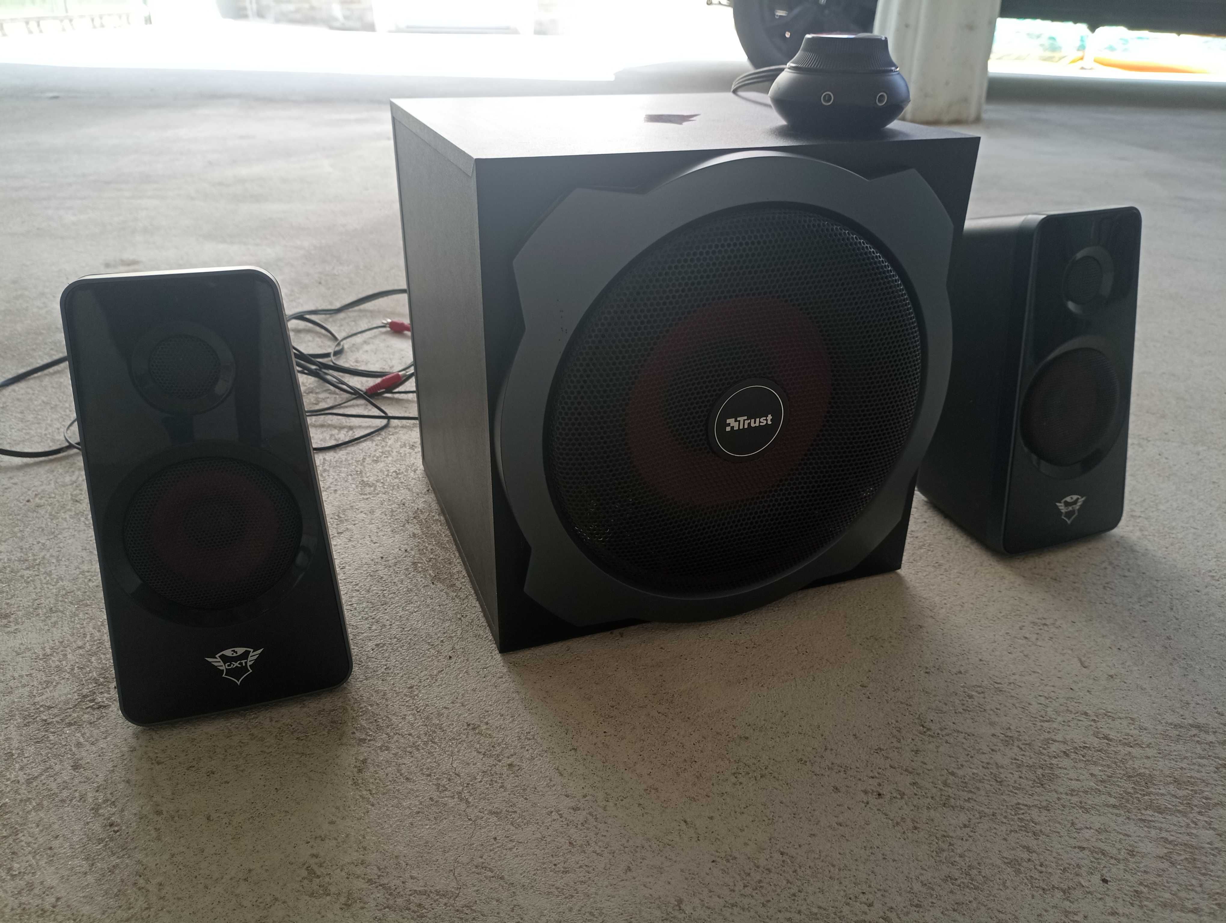 Conjunto de colunas e subwoofer 2.1 com controlador de volume manual