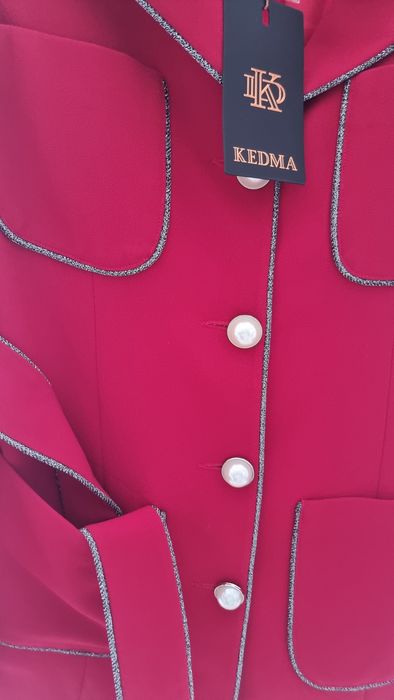 Костюм червоного кольору розмір 38 новий