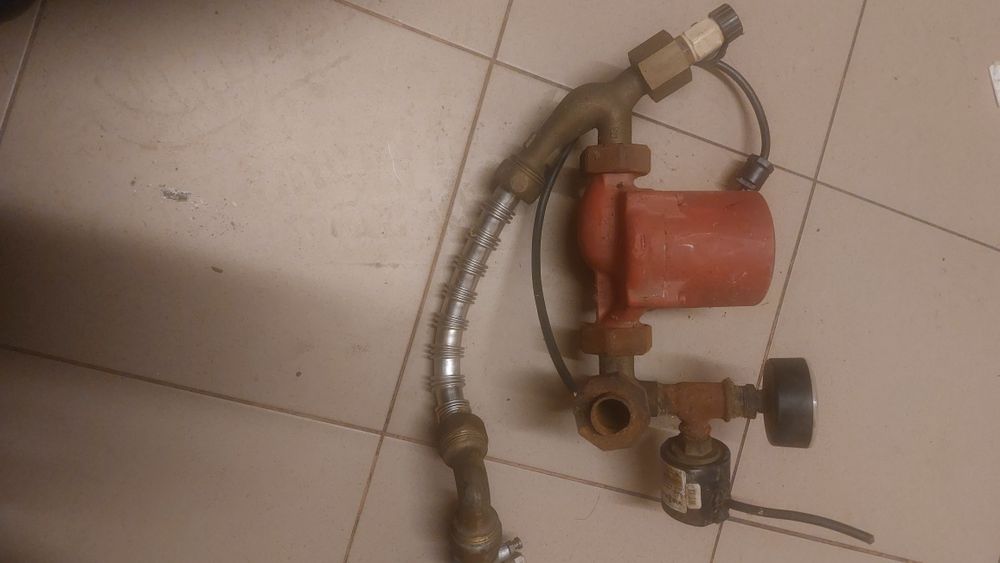 Pompa Grundfos z dodatkowym osprzętem.