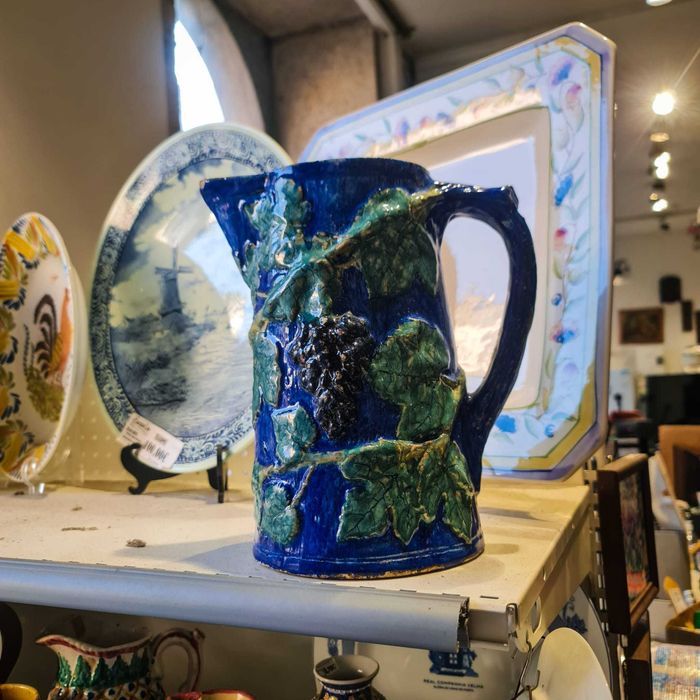 Jarro/Caneca Antiga Cerâmica Azul c/ Relevo de Uvas – Pintado à Mão