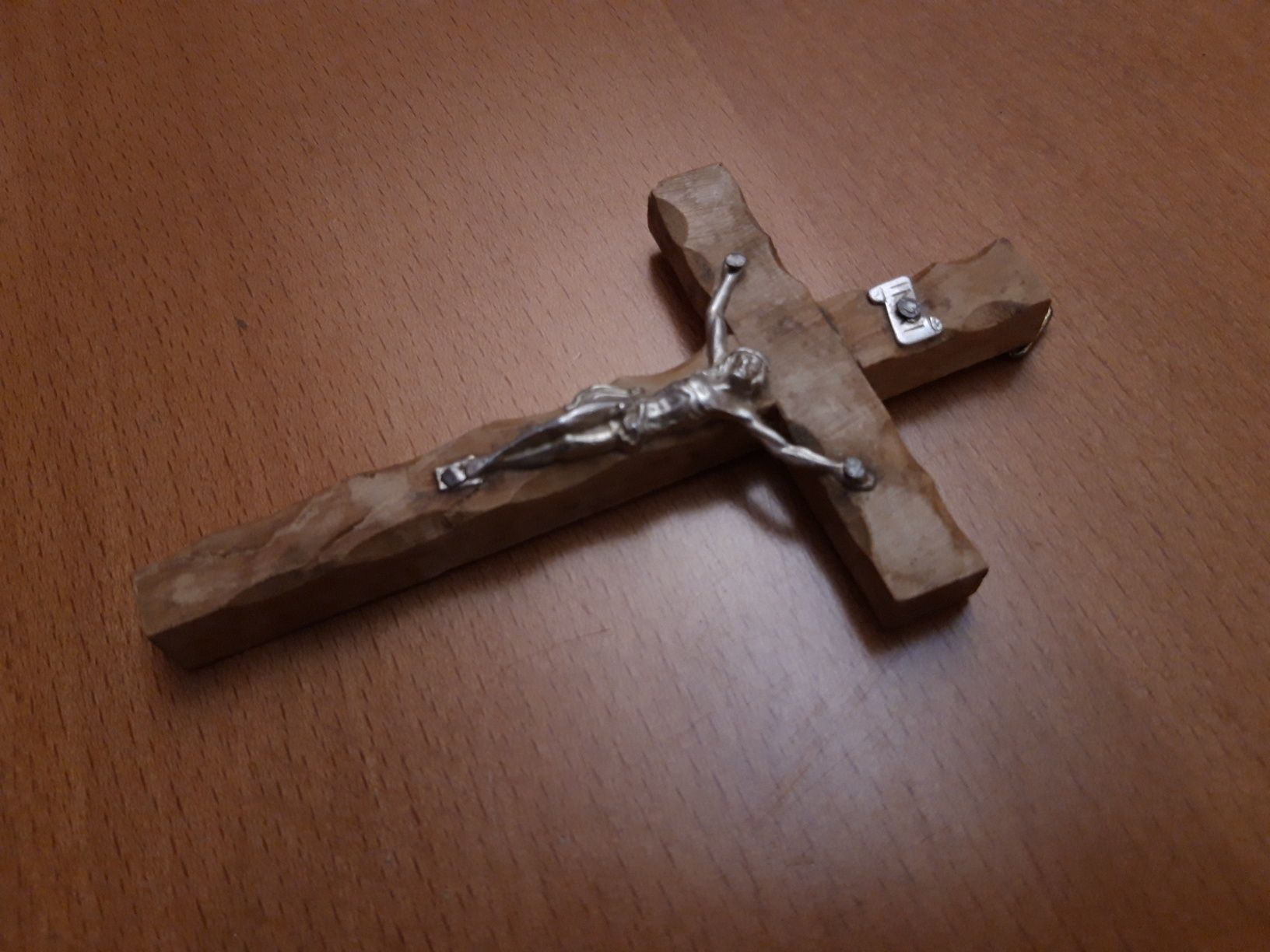 Crucifixo antigo de madeira e metal, para pendurar