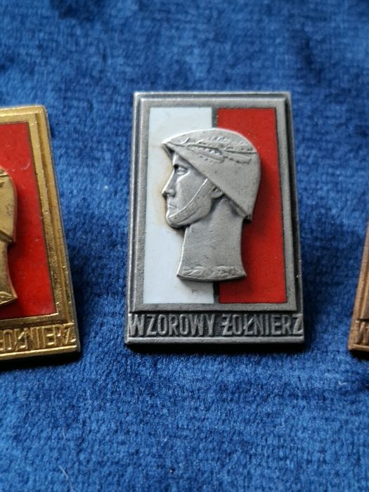 Odznaki Wzorowy Żołnierz wz. 1973 (złota, srebrna, brązowa).