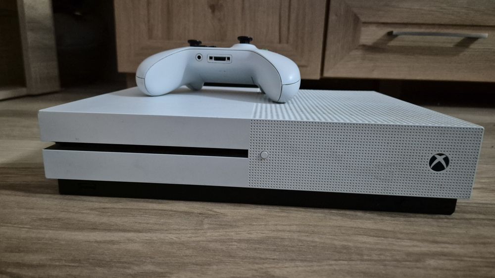 Xbox One S z padem