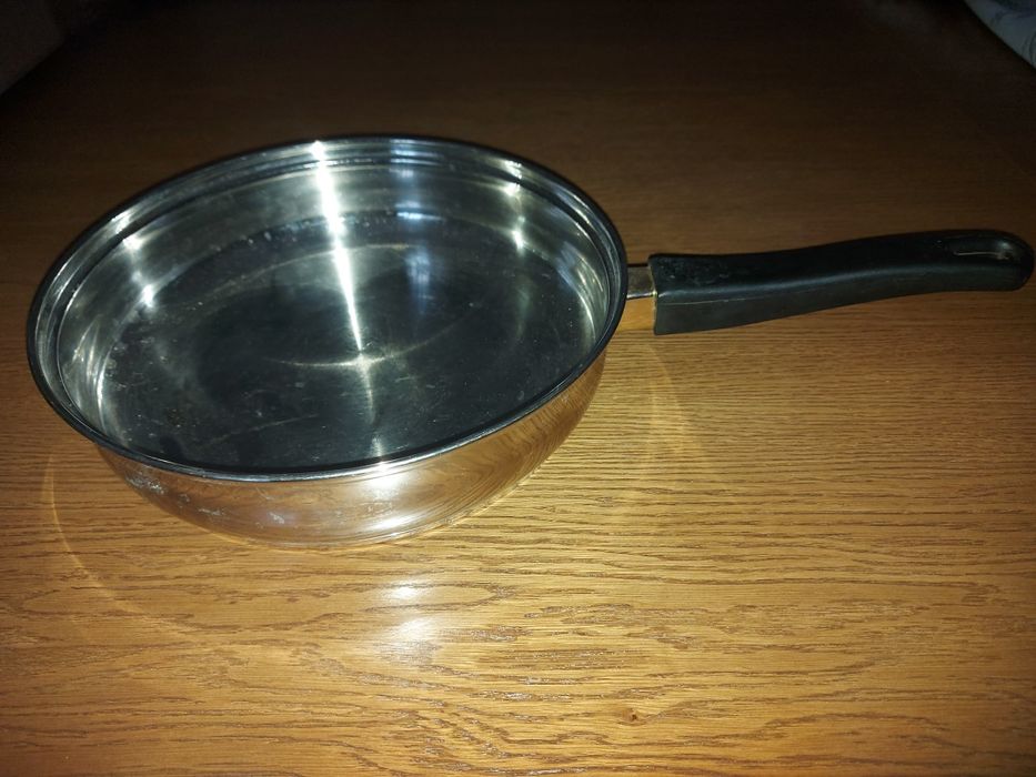 Patelnia nierdzewna, z dnem o grubości 10 mm.