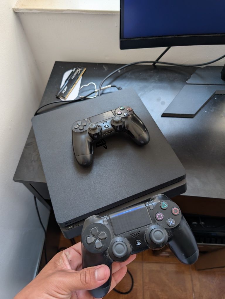 PlayStation 4 Slim 1TB / 2 Comandos / Semi novo