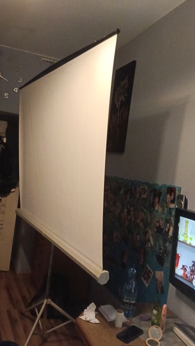 Ekran projekcyjny na statywie