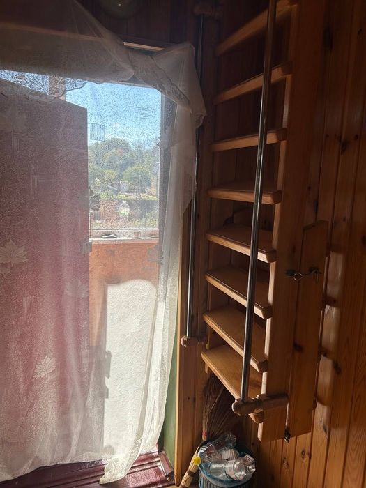 Сучасний гарний садовий будинок біля озера YV