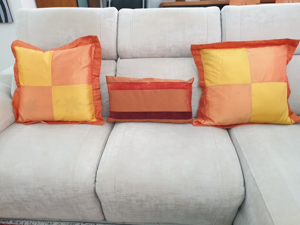 Colcha cama de casal 265x245 com uma almofada de riscas e duas fronhas