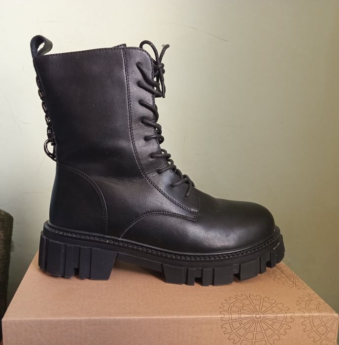 Ботинки женские кожаные на меху новые размер 41 на 40