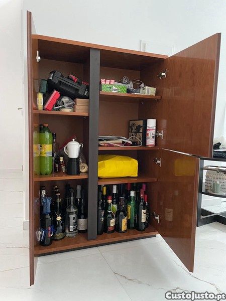 Duas (Cristaleiras suspensas:
. Dimensões (cada): 130 cm (altura) x