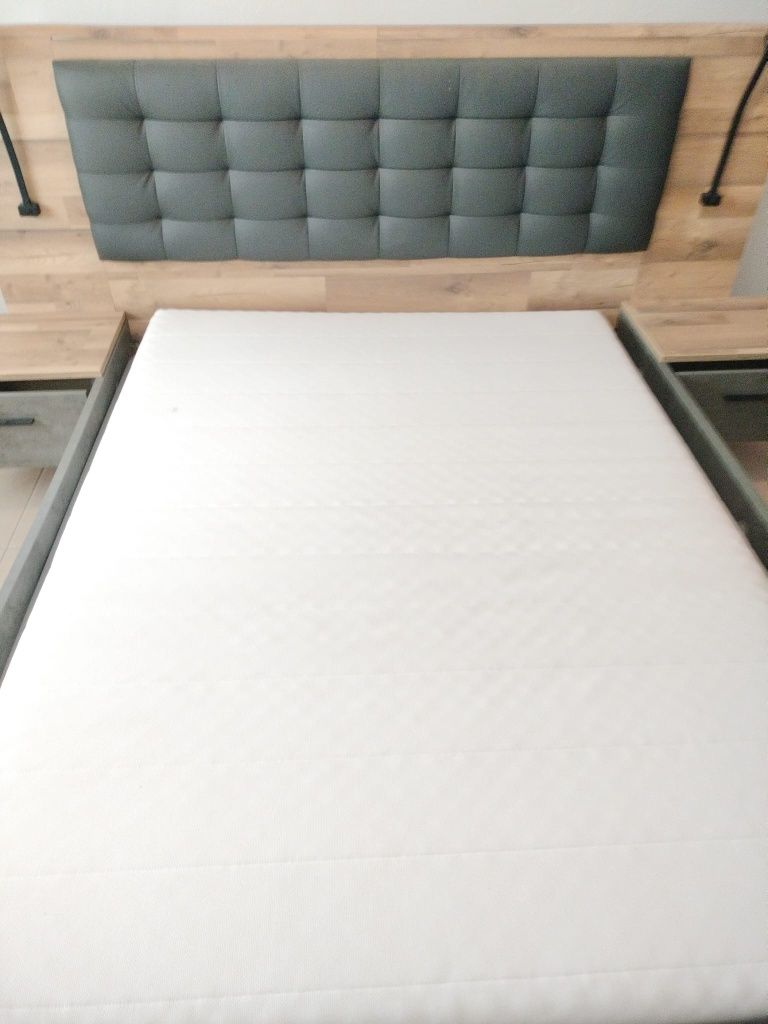 Cama de Casal com Estrado e Cabeceira Estofada