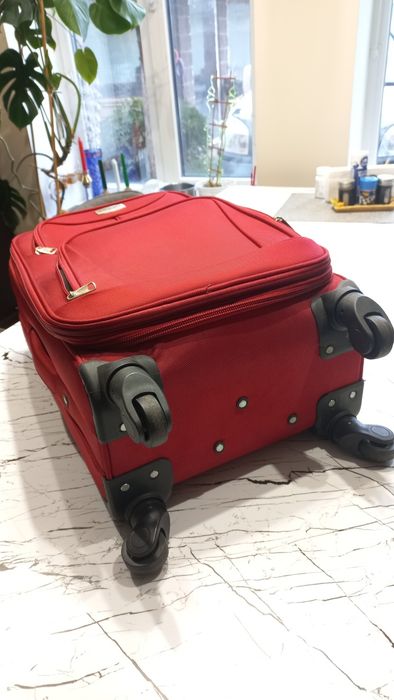 Чемодан на колёсиках